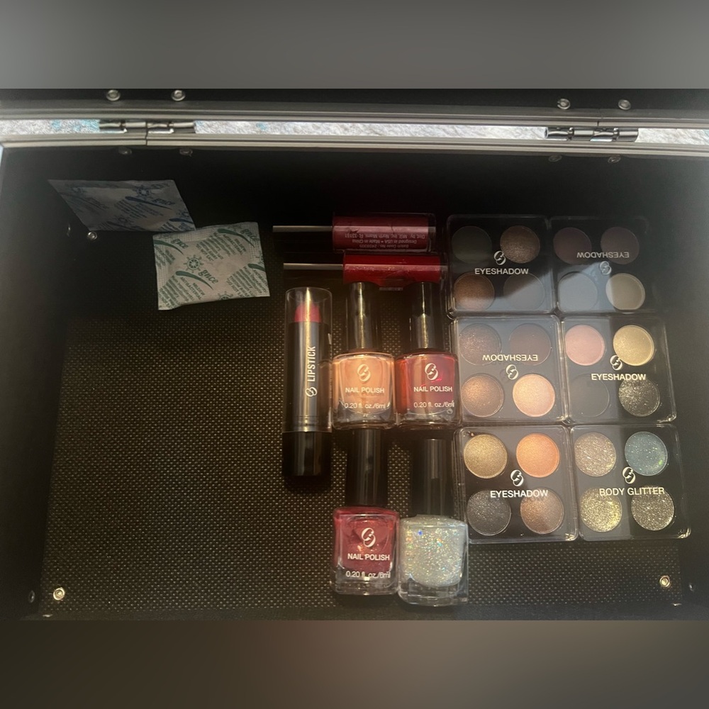 💗Makeup Case Bundle💗 - Picture 7 of 10